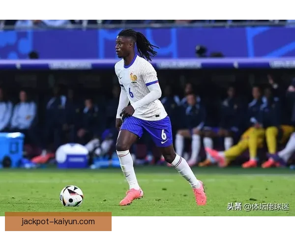 足球新秀球员名单中的年轻才俊表现持续提升，备受关注