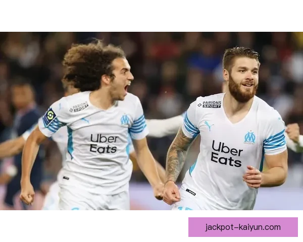 法甲联赛巴黎圣日耳曼与马赛的竞争再次升温，双方状态备受关注